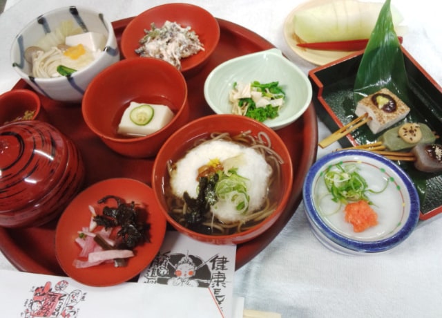 イチオシメニューの「くらま山精進膳」。ボリュームいっぱいでヘルシー！