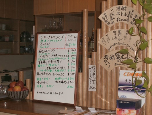 お品書きはこちら！ママさんに、何がオススメか聞くのもよし。定番を頼むもよし。