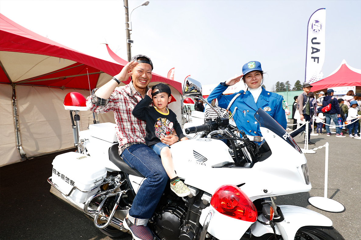 画像：熊本警察本部　交通機動隊 ～白バイまたがり体験～
