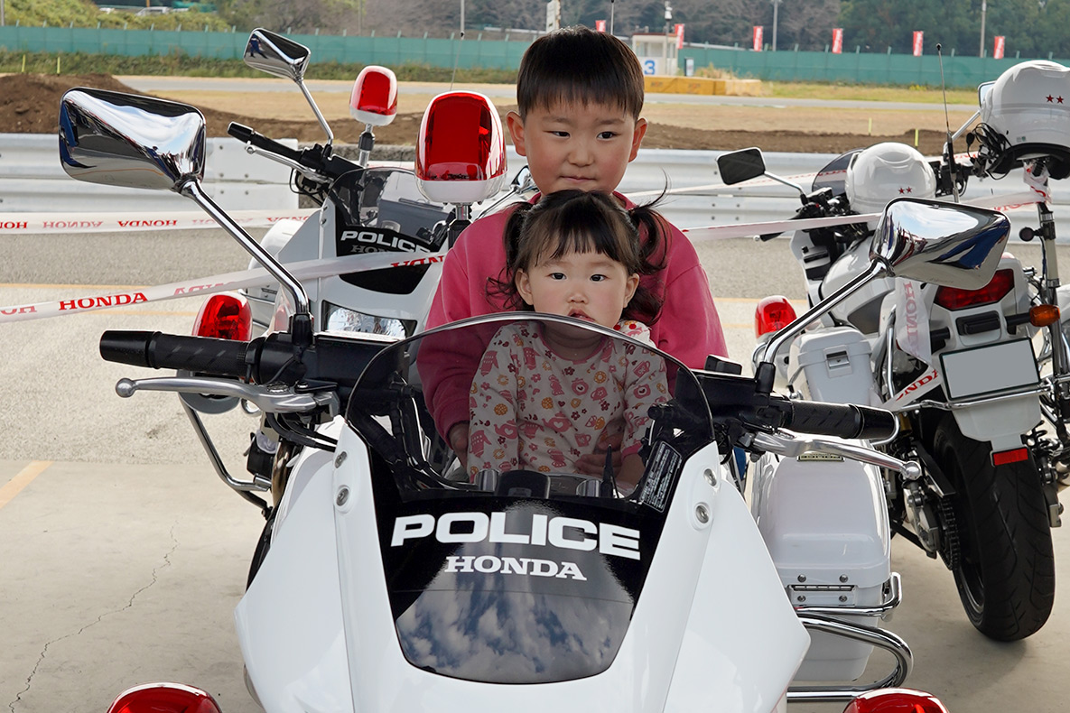 画像：熊本警察本部　交通機動隊 ～白バイまたがり体験～