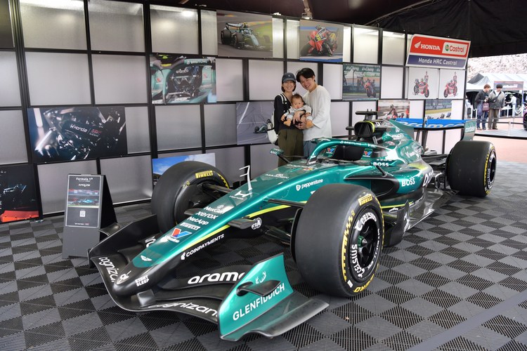 画像：Aston Martin Aramco F1&trade; Team AMR26 フォトスポット