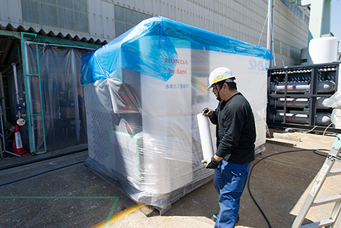 工場内で完成したSHSを、出荷のために厳重に梱包。
