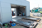 建屋の正面からスライドさせて、SHSを搬入することができるレールを敷設し、準備。