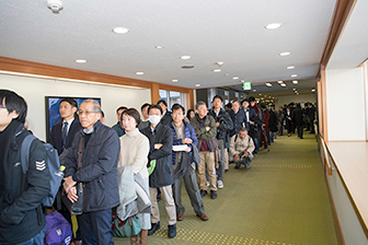 館内には開場前から一般傍聴客の長い列ができていた。