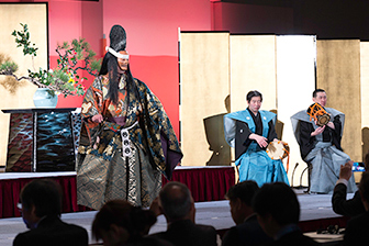 いけばなのほかにも、箏曲や能楽といった日本の伝統芸能を披露。