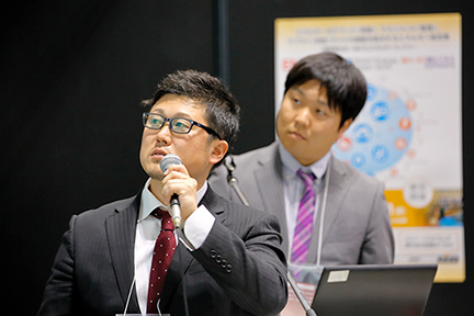 プレゼンテーションを行うHonda 熊本製作所 パワートレイン工場 鋳造モジュール GDCユニット 坂村健一指導員と森翼。