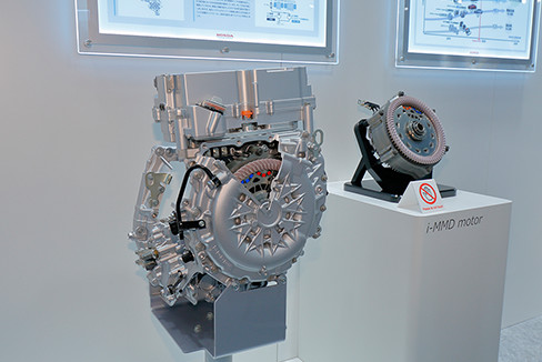 i-MMDカットモデル（左）　モーター（奥）