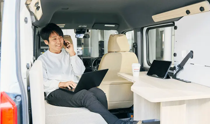 ROOMOREの車内空間