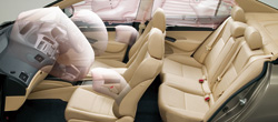 運転席用＆助手席用i-SRSエアバッグシステム、前席用i-サイドエアバッグシステム、サイドカーテンエアバッグシステムともに展開した状態を合成したもの