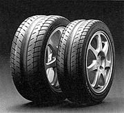 フロント215/45ZR16、リア245/40ZR17