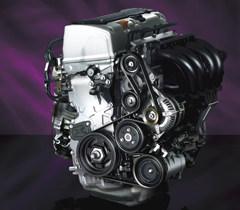 ハイレベルな燃費性能と、胸のすく加速を生む力強さを両立した、 2.4L DOHC i-VTECエンジン。（Li、L、M）