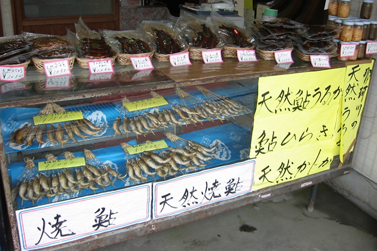 流域には、那珂川で捕れた魚を売る店があります。川魚の美味しさを再認識できるはず