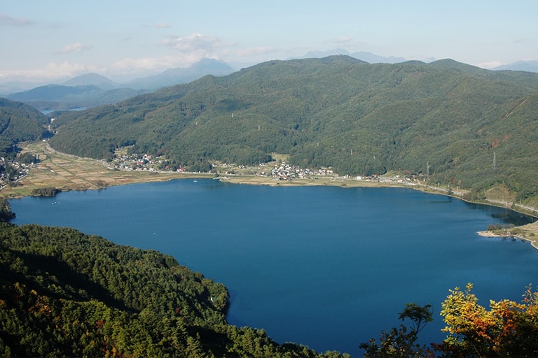 周囲を自然に囲まれた木崎湖。湖の周囲は約7km。1泊2日であそぶのにちょうどいい大きさです