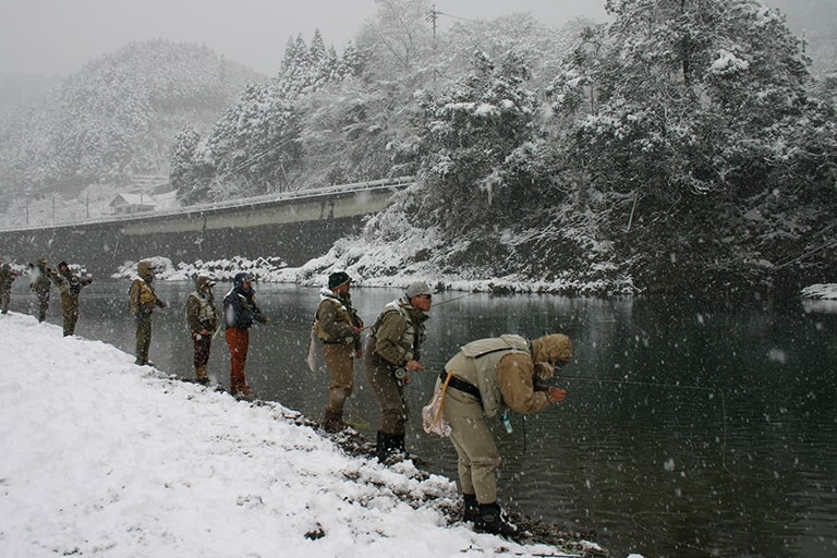 長良川の解禁風景。寒い年には雪の中での釣りになることもある