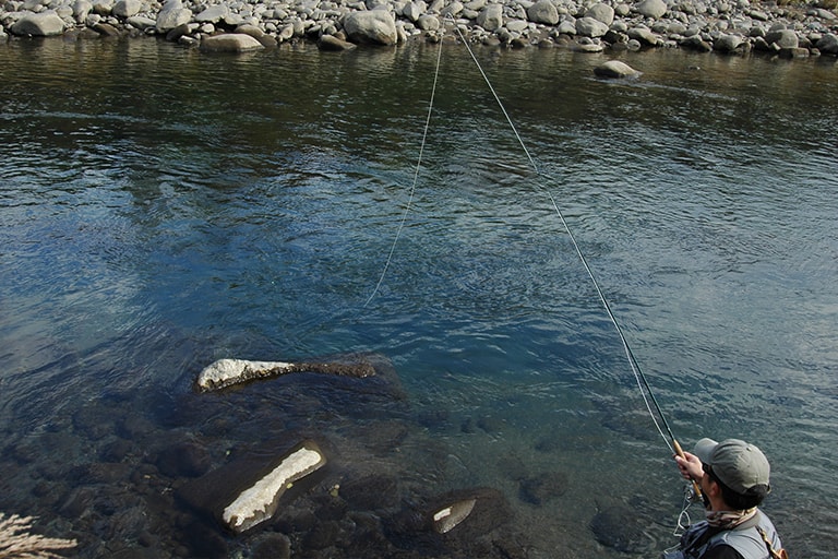 ニンフで釣る時は、アウトリガーと呼ばれる、ねらうポイントの横にポジションをとり、ロッドを上空に掲げてフライを沈めながら送り込む方法が基本。大きな岩の沈んでいる横や、浅い場所が深くなる部分などをねらってみよう