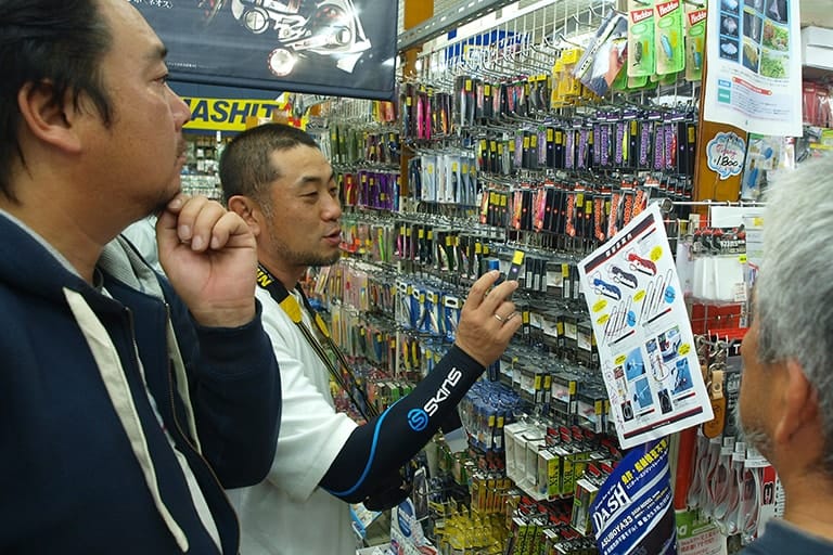 那覇市内にある大型釣具店は品ぞろえも充実しており、県外からの旅行者にも親切にアドバイスをしてくれる。郷に入っては郷に従えでご当地ルアーを購入するのが釣果への近道だ