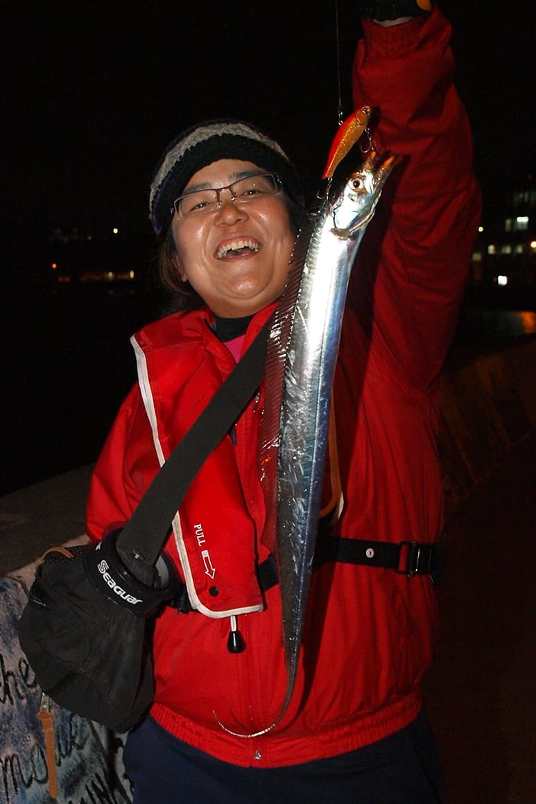 昼も夜も釣り物がいっぱい。これはバイブレーションプラグにヒットしたタチウオ