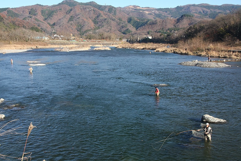 広い釣り場は流れのある場所から、さらに周囲よりも深さのあるポイントに絞ってじっくりねらうのがコツ。ただし、休日で人が多い場合には、ある程度の時間釣ったら、ほかのポイントをさぐるなどのマナーも守りたい