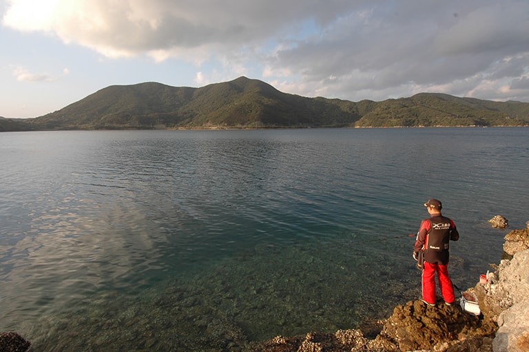 まるで山上湖のような静かな海。福江島玉之浦湾の朝