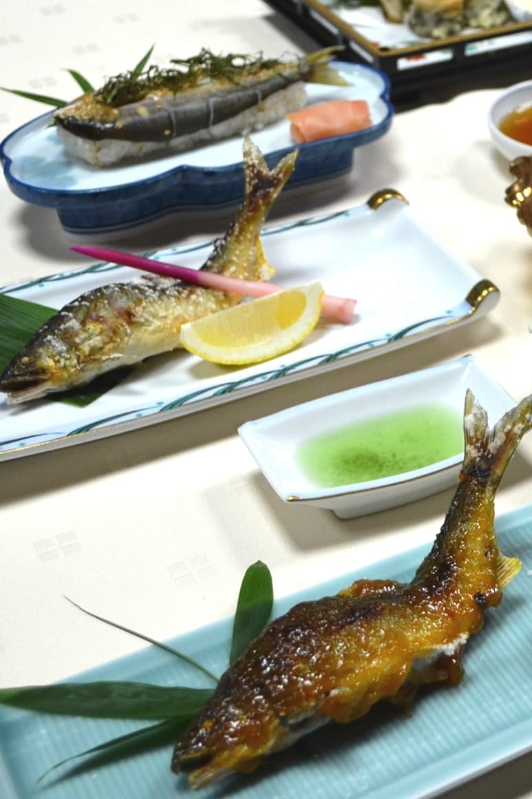 地元には、さまざまなアユ料理が伝わっていて、今でも益田市内の旅館などで食べられます