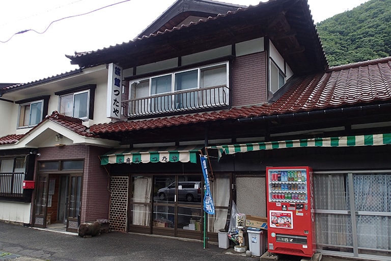 釣りのライセンスになる遊漁券は、川に入る前に道路沿いの雑貨店などで購入。「遊漁証取扱店」などのノボリが出ているのですぐ分かる。岩手大川の日釣券（1日券）は1000円だ