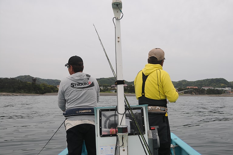 マゴチの釣り場は岸からも近く、また高水温時は凪ぐことが多いのでのんびりと楽しめる