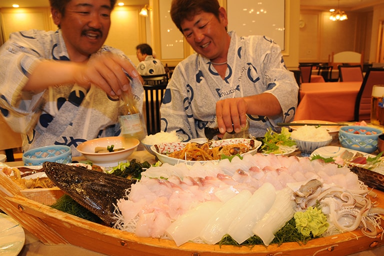 当日は南房のホテルに宿泊。釣魚の持ち込みもOKだったので最大魚をお造りにしてもらったところ、いったい何人前？というボリュームだった