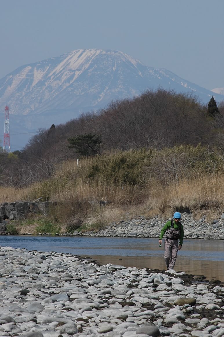 春の川はまだ風が冷たいので、天気のよい日でもフリースやソフトシェルといった上着は必要。上流には雄大な那須の火山帯が望め、散策気分も味わえる