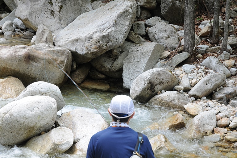 大きな岩でできたポケットのような水面。まずはこうした場所になるべく長時間フライを自然に漂わせたい