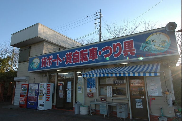 圏央道・市原鶴舞ICから10分ほどのところにある「高滝湖観光企業組合」（TEL 0436-98-1277）。ここで日釣券を購入する。貸しボート、貸し自転車もある