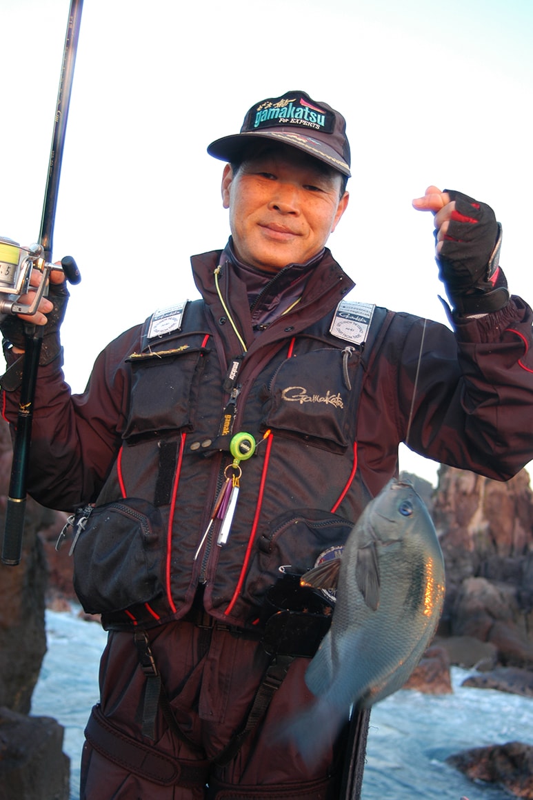 これが真鶴半島のメジナのアベレージサイズ。神奈川県在住のエキスパート、平井幹二さんは、真鶴半島のスレたメジナを相手に、釣技を磨いています