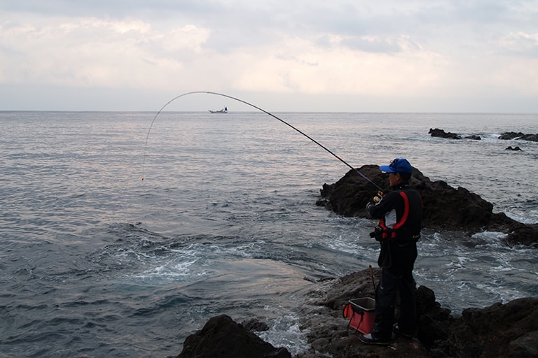 チャンスタイムは夕マヅメ。ベテランの平井さんは、昼前くらいに釣り場に入り、夕方ウキが見えなくなるまでサオをだして帰るパターンが多いそう