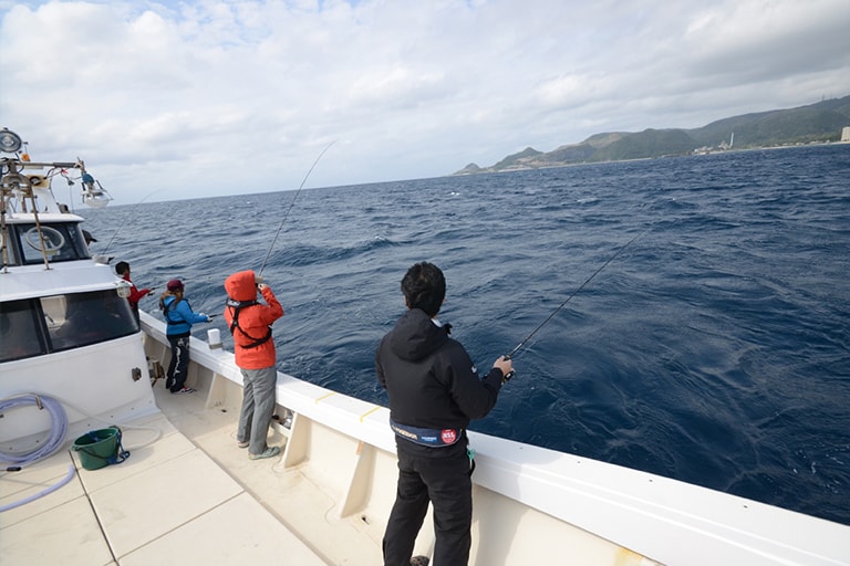 沖縄本島沖の水深30～120mがこの釣りの舞台。ティップランスタイルで探っていくのが主流だ