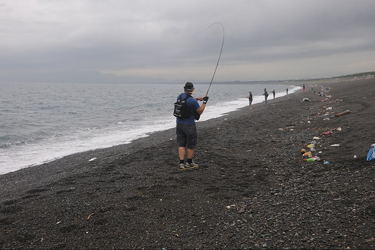 ランディングは寄せる波に乗せて魚を寄せ、波が引いたときに岸へズリ上げる。ネットは不要だ