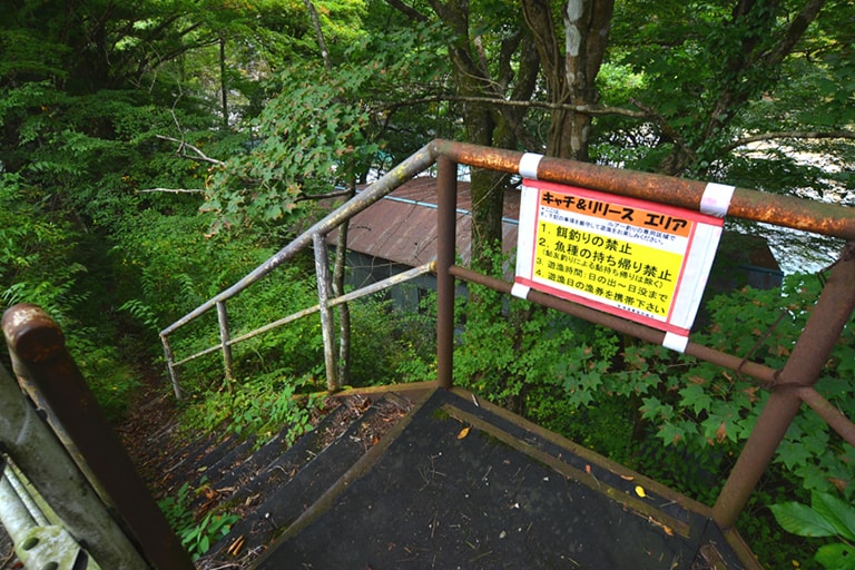 遊歩道や階段があるので、川に入るのは容易だ