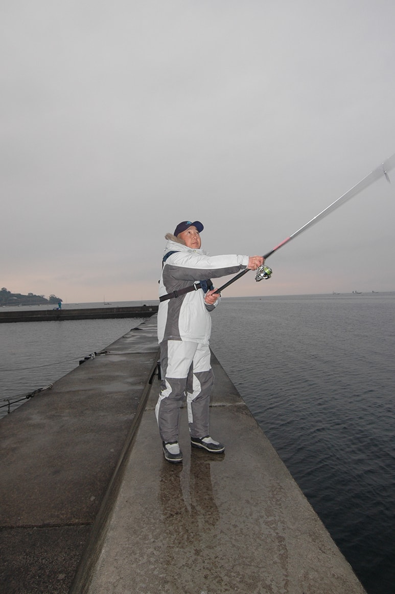 釣り場には日没前に入っておき地形などをチェックしておく。ナスオモリを使う場合は広範囲をスピーディーに探る釣りになる。常夜灯周りにイカが集まっていると感じたらキャストはせず足もとを集中的に探るべき