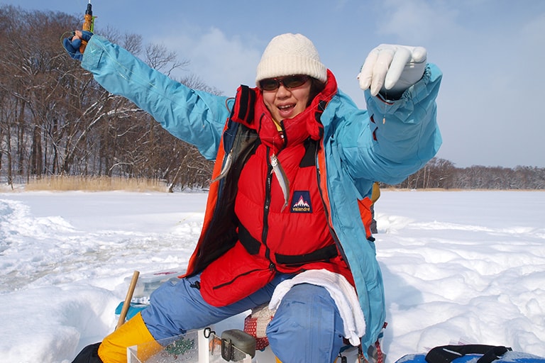 ワカサギ釣りはウインタースポーツのひとつとして老若男女に親しまれている