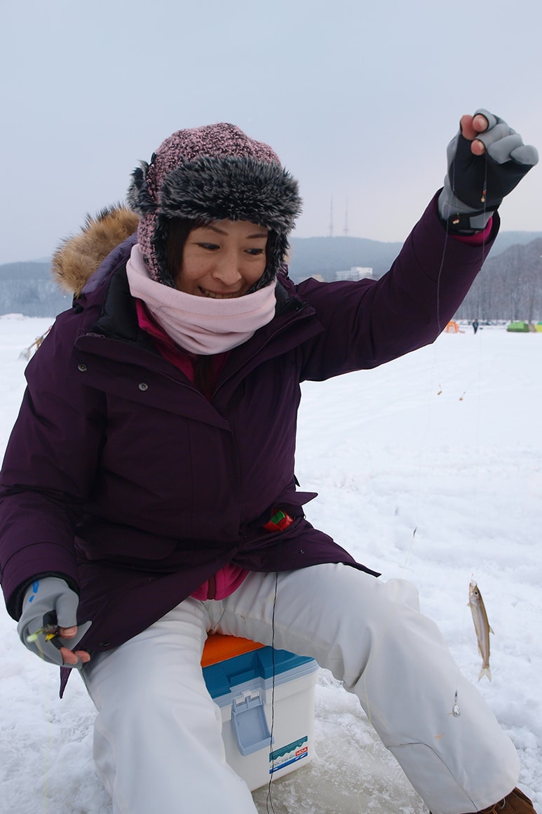 氷上のワカサギ釣りはテント内で楽しむのが一般的だが、網走湖では雄大な景色を楽しみたいとテントの外で行なう人たちも