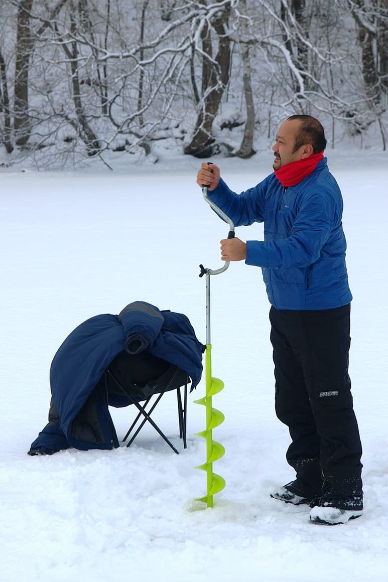 氷上釣りでは穴を開ける場所が重要。ワカサギ会場事務所に頼めば、穴開けまでやってもらえる