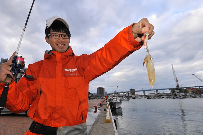 エステルラインと潮受けのよいシンカーの餌木を組み合わせてテンションフォール中のアタリを取っていく釣りは勝負が早い。とくにイカの活性が高いときは圧倒的に有利だが、活性が低いときはベーシックタイプの餌木のナチュラルなフォールに反応が集中することも多い