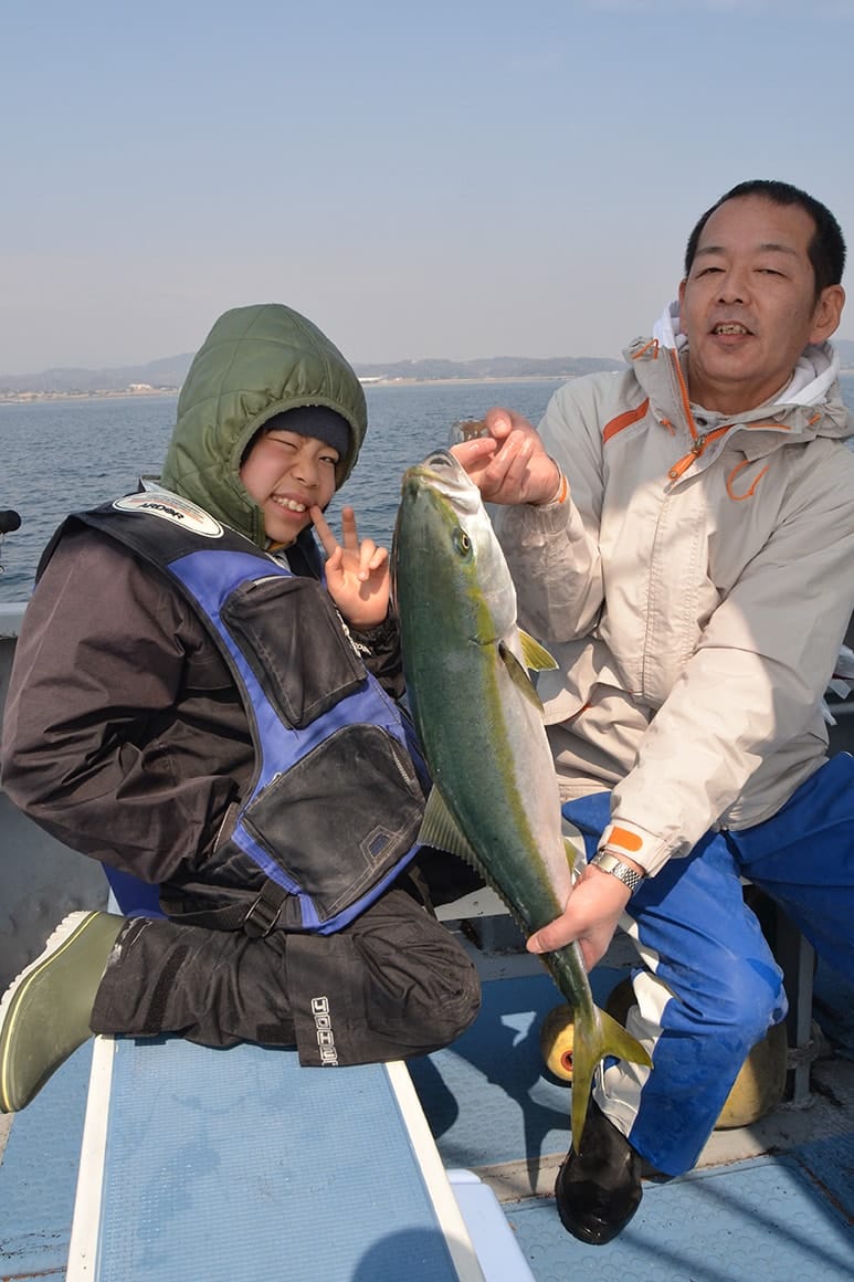 こちらのお父さんはライトウイリー五目で釣れたアジを生きエサにして立派なワラサ（ブリの幼魚）をゲット！