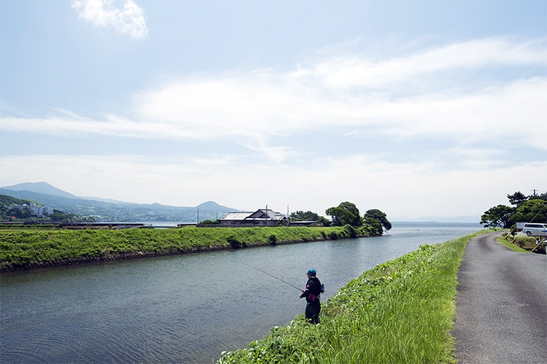 佐世保側に外海とつながる細い瀬戸が2本あるだけで奥行の広い大村湾はまるで湖のように穏やかなことで知られる。このような流入河川の河口付近はとくにクロダイが多い