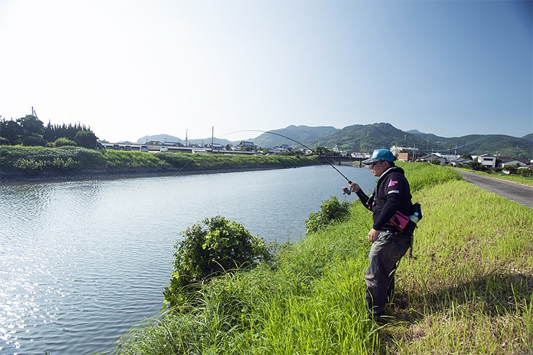 汽水の河口や下流域はクロダイが多く、ヘチ寄りで食うときもあれば、潮位が低いときには流心でも食ってくる  