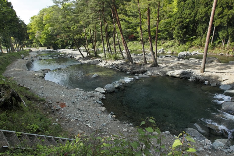 釣り場の中心は渓流エリア。エサ釣り用とルアー・フライ専用区間に分かれている。