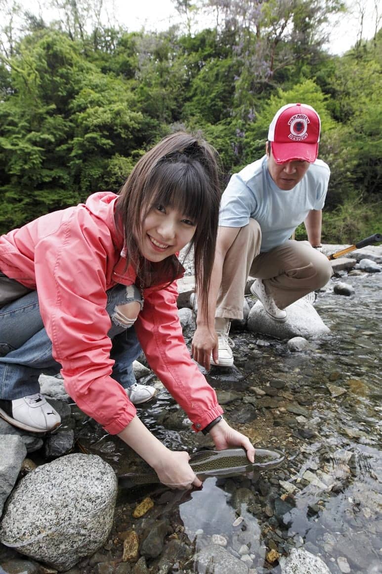 魚が弱っていたら、水中で身体を支えたままゆっくり前後に動かし、エラに水流を送ってやる