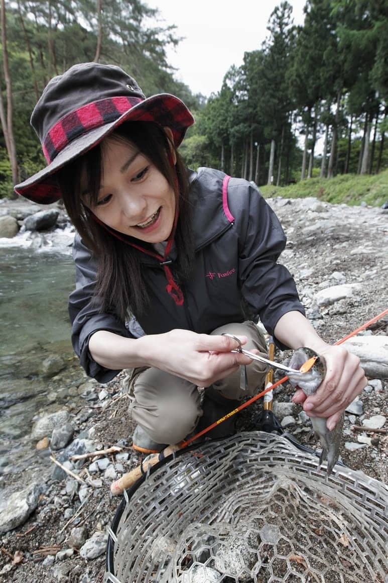 魚をつかむ前に必ず手を濡らしておこう。バーブレスフックならすぐに外れてダメージも少ない