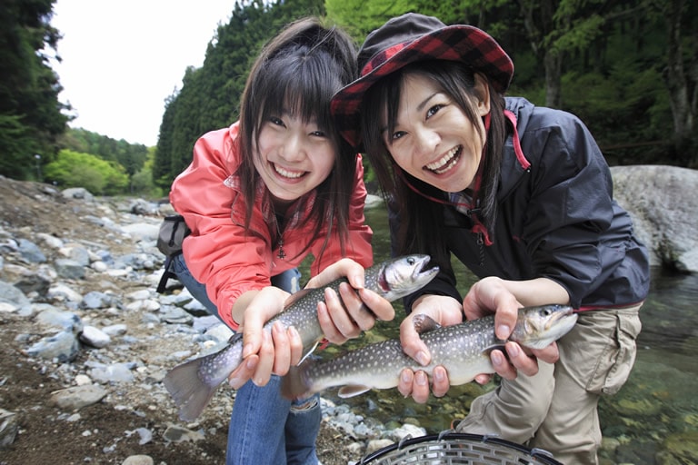 ゼッタイ私のほうが大きい、よね!? もう１匹釣るもん！