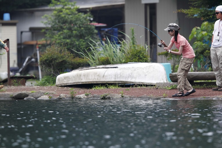 ハリに掛かったニジマスはグングン走る、止まらない！淡水にもワラサ（ブリ）みたいにパワフルな魚がいるんだ！