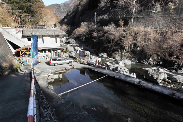 多摩川の支流・日原川を利用して作られている管理釣り場のほかに、ファミリー向けのエサ釣り堀（手前）もありますよ