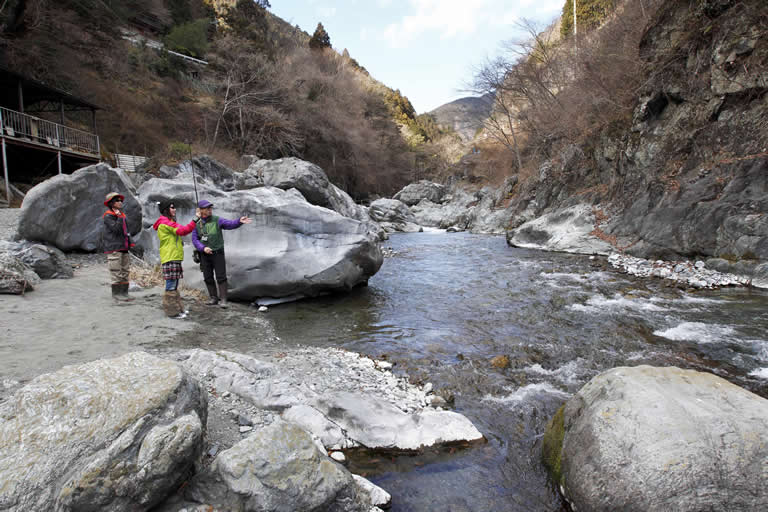 管理釣り場とはいっても、景観は自然渓流そのもの。振り込みの練習にも身が入ります